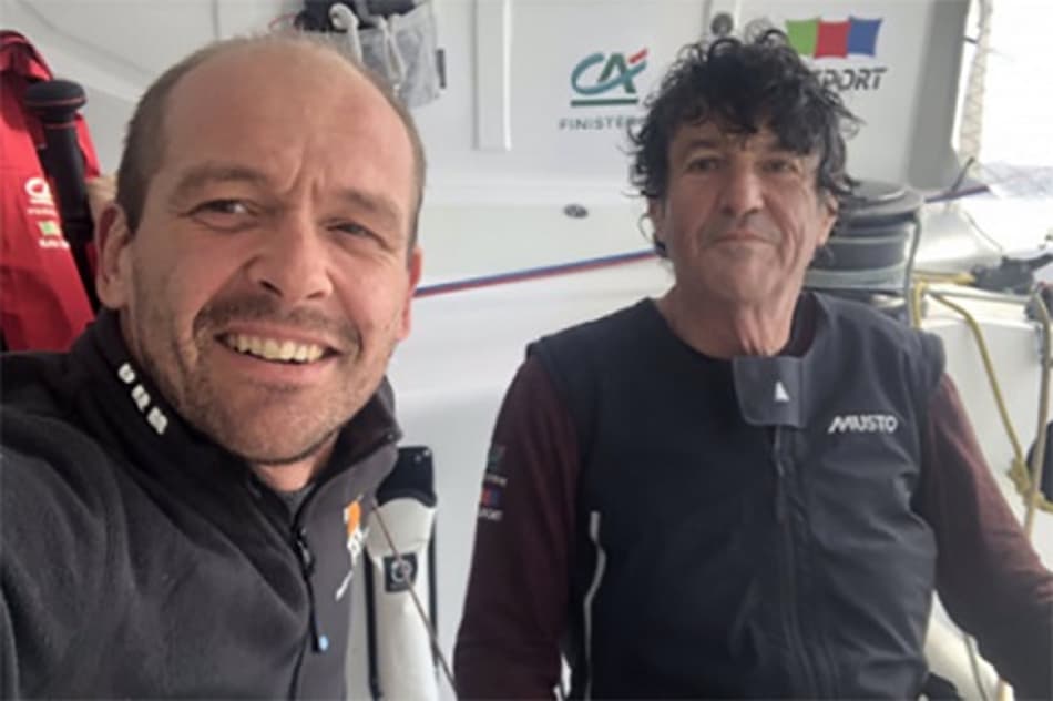 Velejador é resgatado por adversário após barco partir ao meio