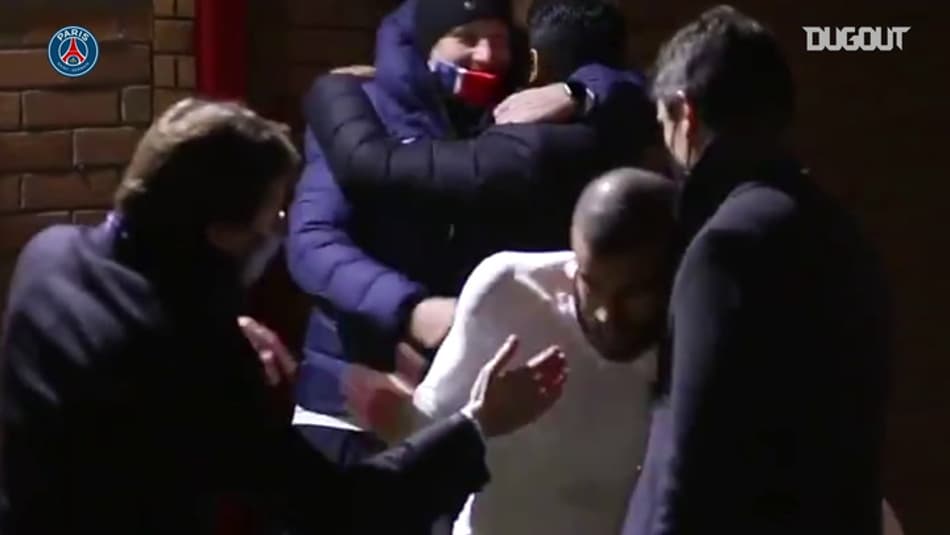 Assista aos bastidores da festa do PSG após vitória sobre o United