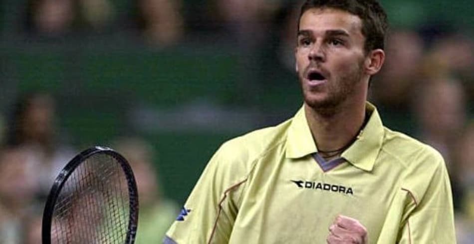 Guga vibra durante confronto contra Andre Agassi