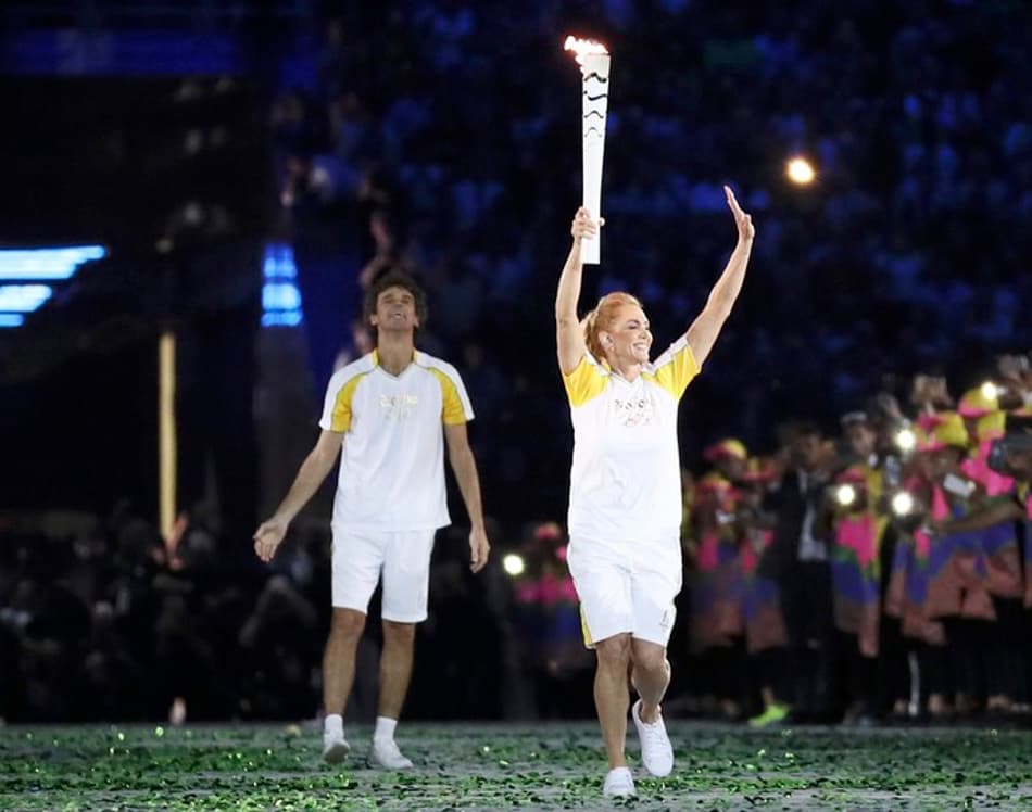 Hortência recebe a tocha olímpica das mãos de Guga na cerimônia de abertura do Rio 2016