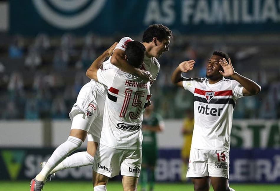 São Paulo encerra sequência de jogos fora de casa invicto e líder