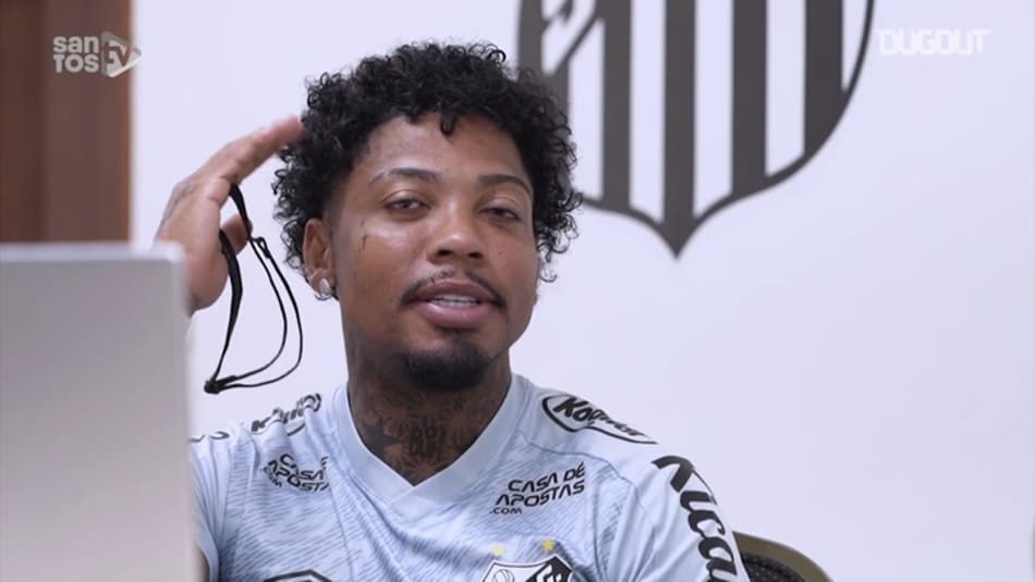 VÍDEO: Marinho se emociona com homenagem-surpresa do Santos