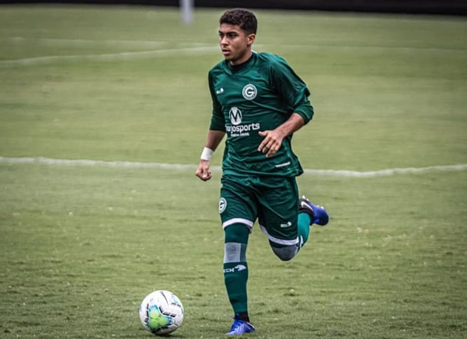 Do meio de campo, joia do Goiás faz ‘o gol que Pelé não fez’