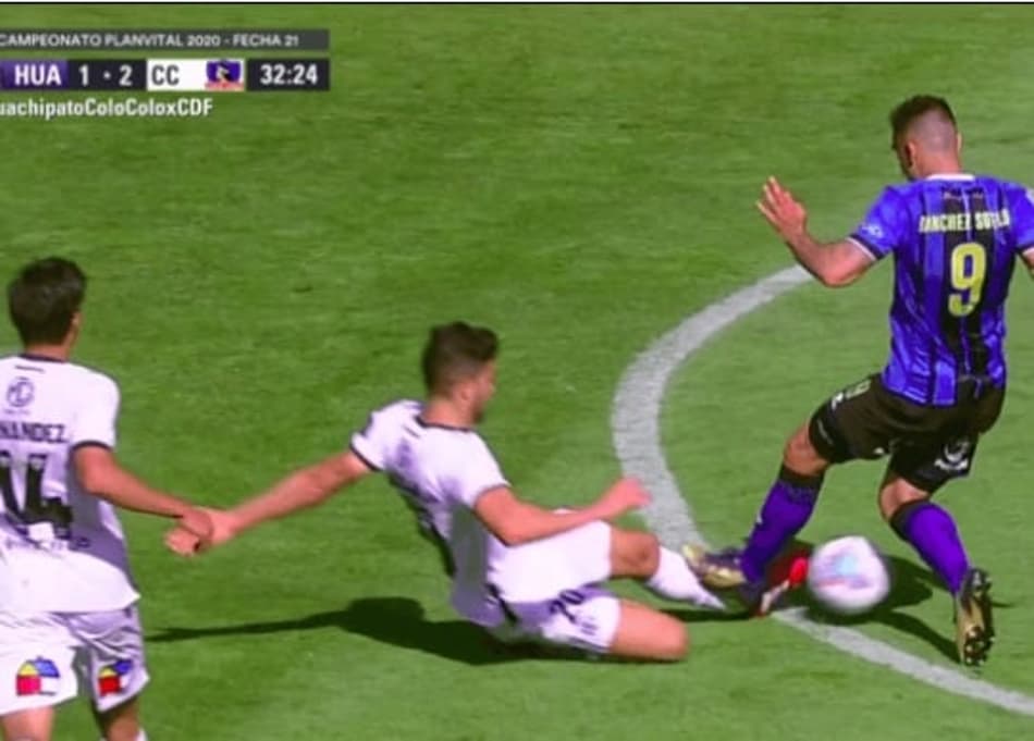 Após marcar gol, atacante dá entrada criminosa em rival; Confira