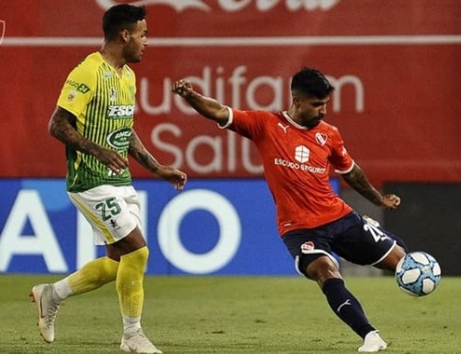 Irmão de Agüero estreia pelo Independiente e técnico manda recado