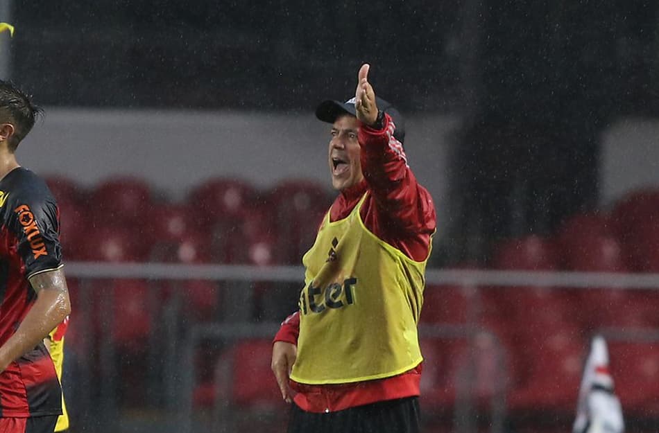 Diniz comenta sobre falta da torcida em boa fase: 'Estamos com saudades'