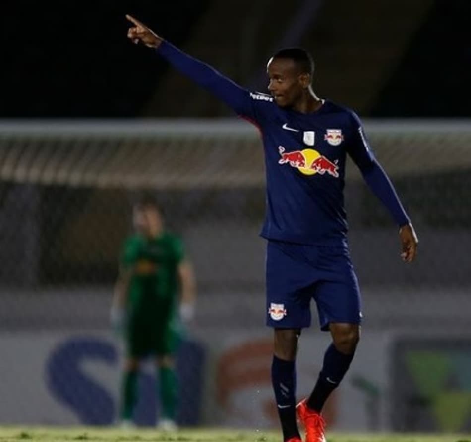 Com lesão na coxa, Helinho deve ser baixa diante do Fortaleza