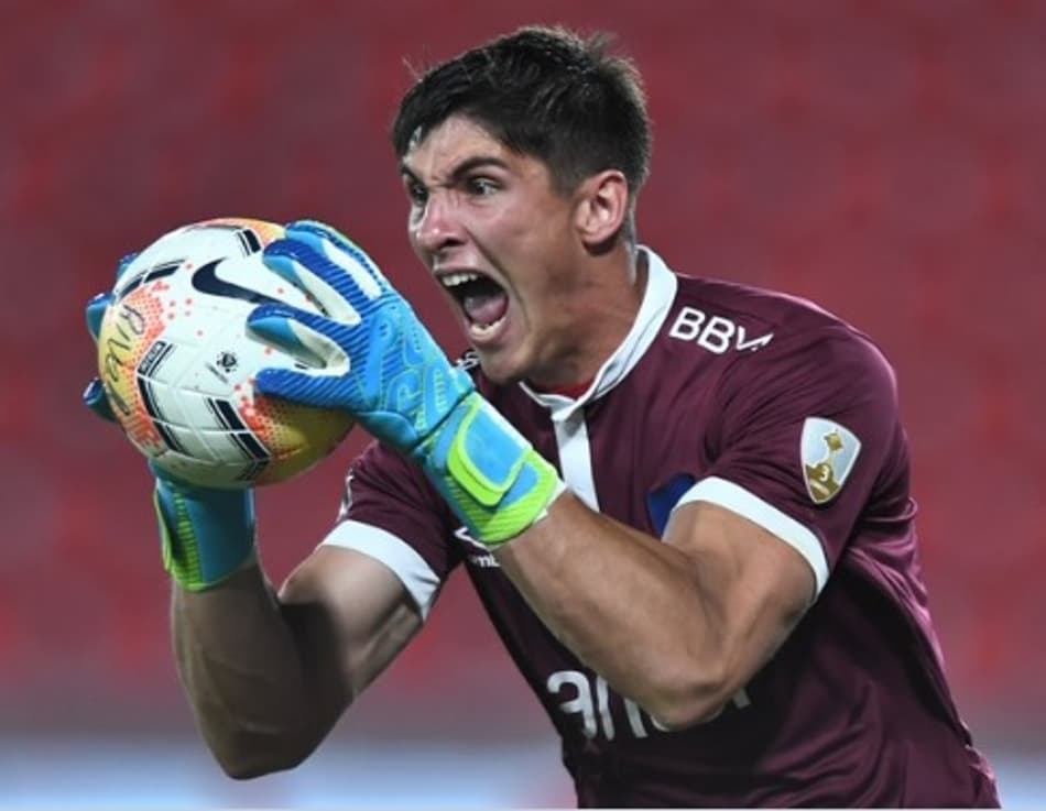 Goleiro do Nacional vibra de maneira ensandecida após defender pênalti do River