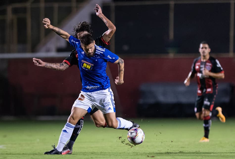 Cruzeiro é eficiente, vence o Vitória em Salvador e fica a 6 pontos do G4