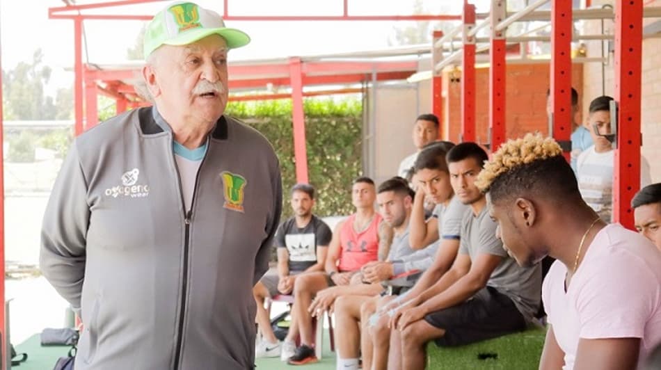 Treinador de feito histórico na América do Sul volta ao continente