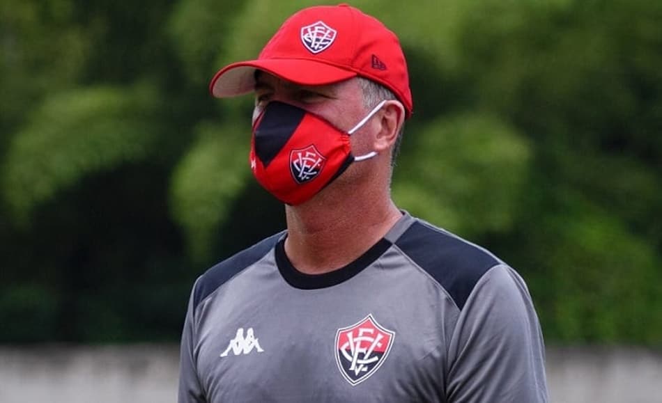 Perda de goleiro por lesão criou instabilidade no Vitória, avalia treinador
