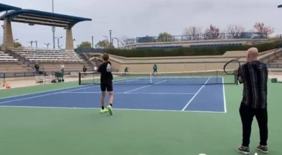 Korda treina sob olhar atento de Agassi nos Estados Unidos