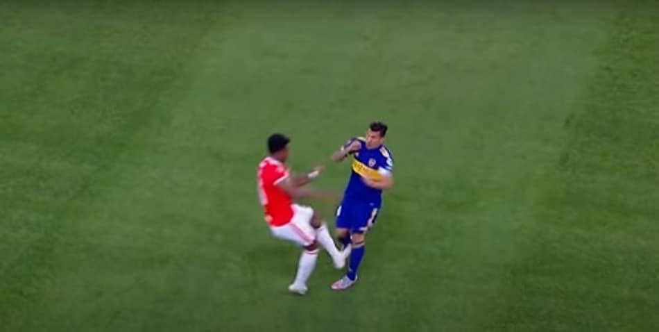 CONMEBOL divulga áudio do VAR sobre a dividida entre Moisés e Tévez; Veja o vídeo