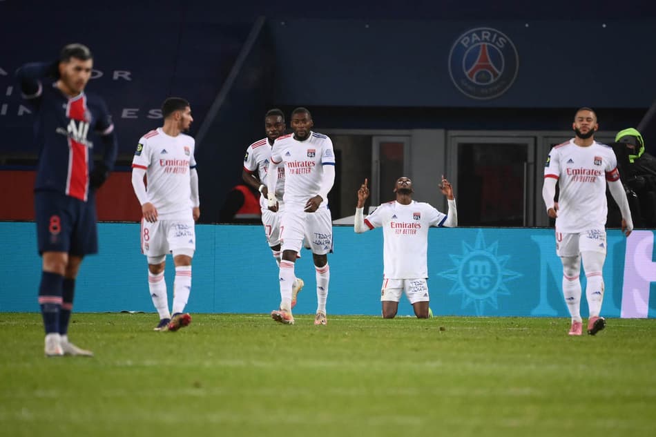 Lyon vence o PSG em clássico no Francês; Neymar leva tesoura e sai chorando com dores no tornozelo
