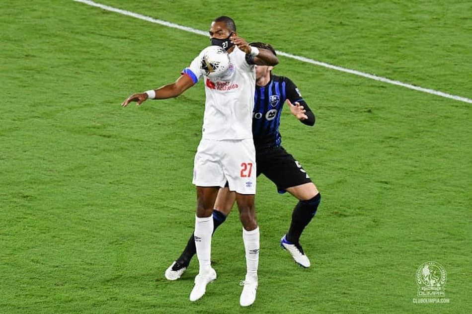 Na Liga dos Campeões da CONCACAF, atacante decide atuar de máscara