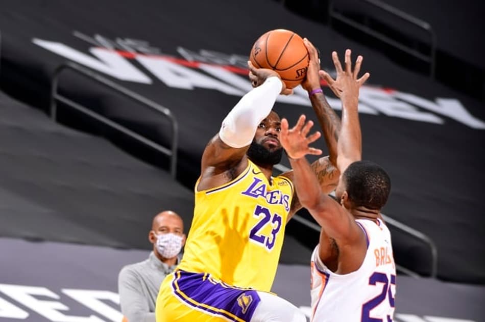 LeBron e Davis estreiam e Lakers vence Suns