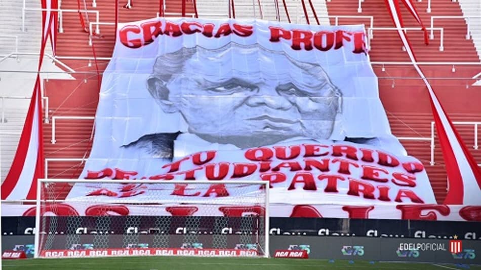 Estudiantes presta homenagem a Alejandro Sabella