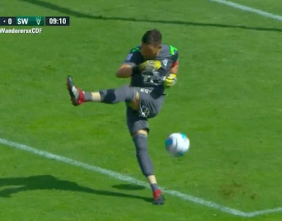 Goleiro fura chute após recuo e relembra falha de São Marcos; Assista