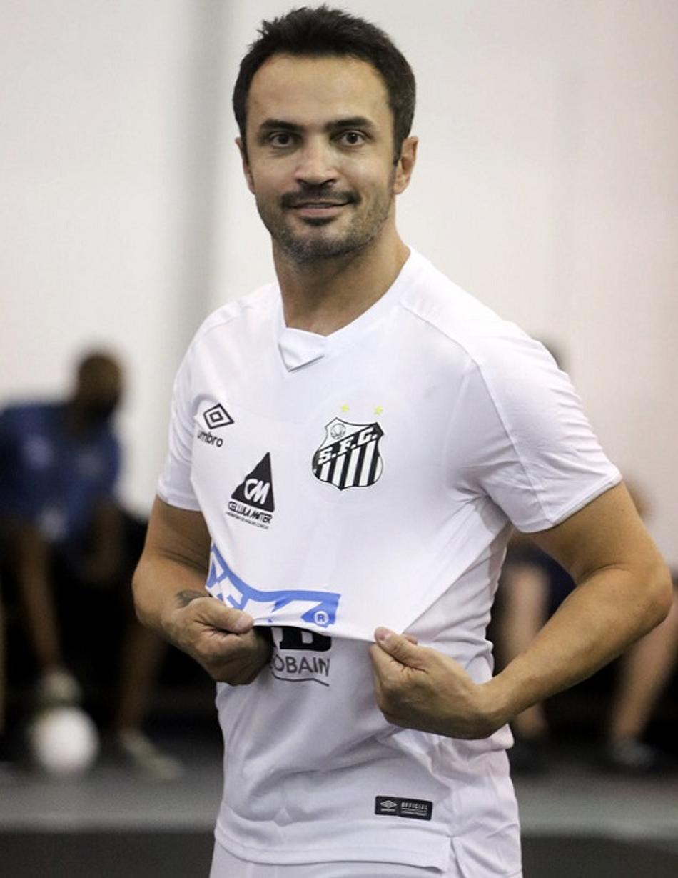 VÍDEO: Falcão recebe homenagem em nova quadra de futsal do Santos