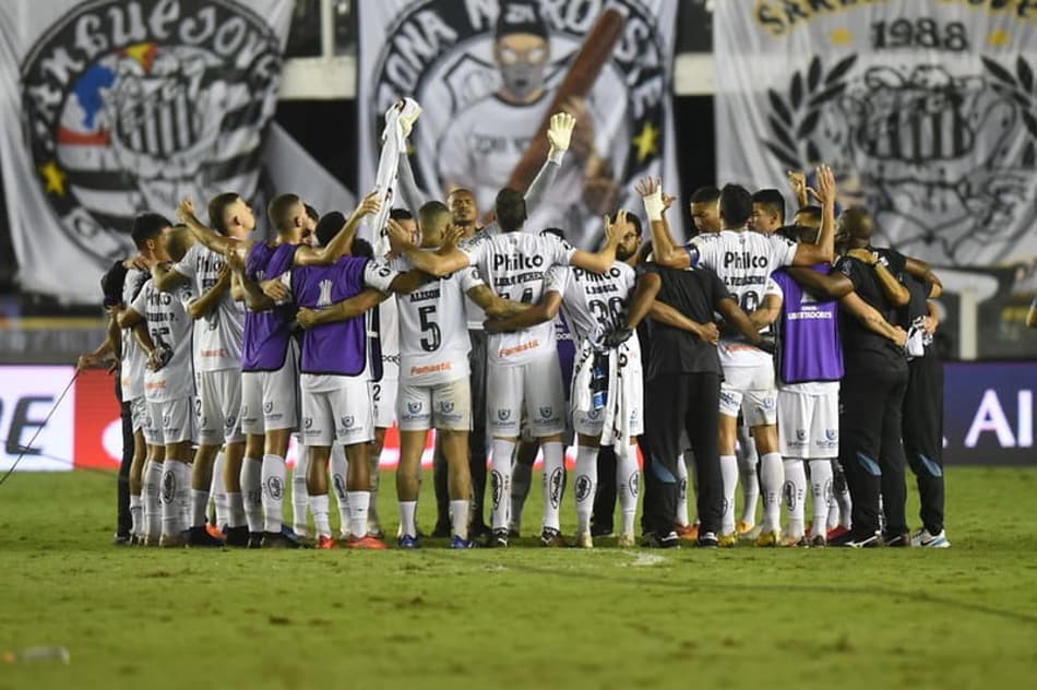 Técnico português, impeachment, brilho na Libertadores… O ano do Santos em 12 fotos