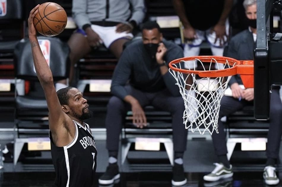 Kevin Durant impressiona em estreia oficial pelo Nets