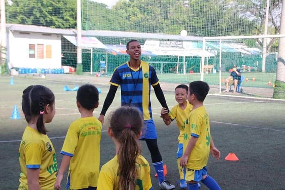 Brasileiro radicado na Ásia monta centro de esportes para crianças