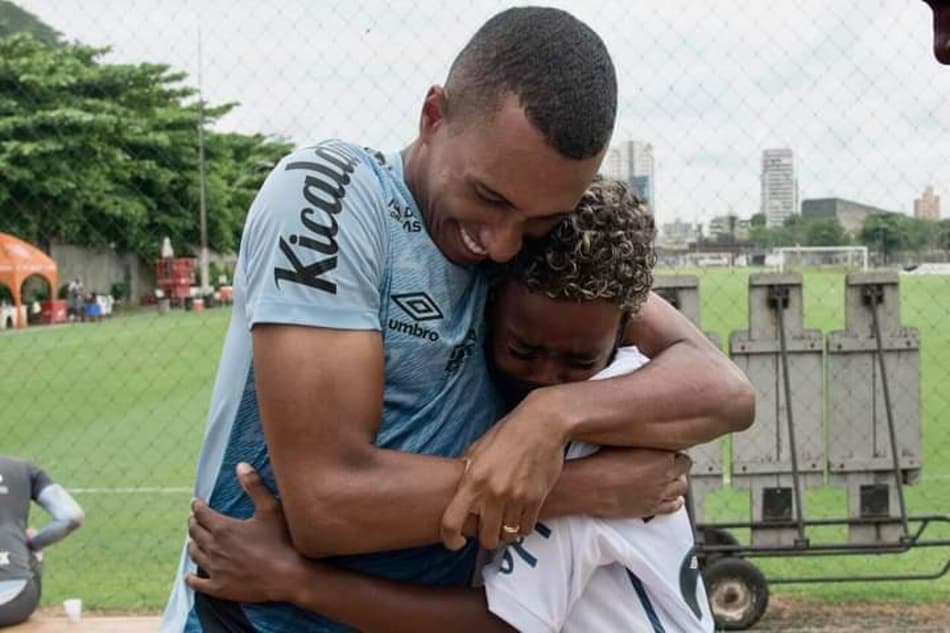 Veja o emocionante encontro de Luiz Eduardo com o elenco do Santos