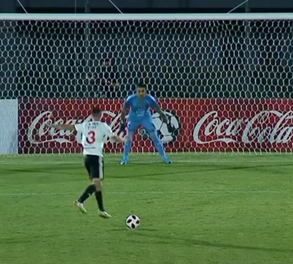 Com direito a 'levitação', jogador inova em cobrança de pênalti; Assista