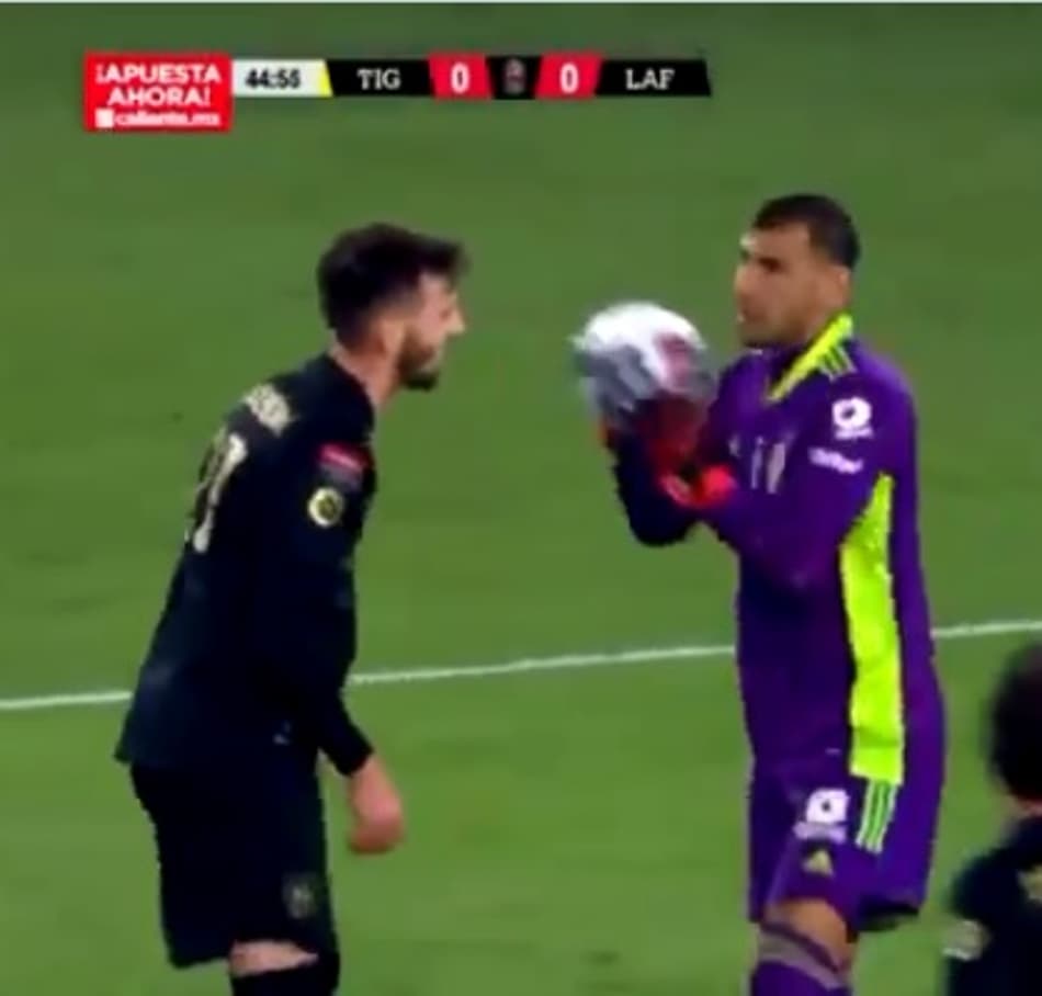 Goleiro resolve provocar rival de maneira diferente e cai no riso; Confira