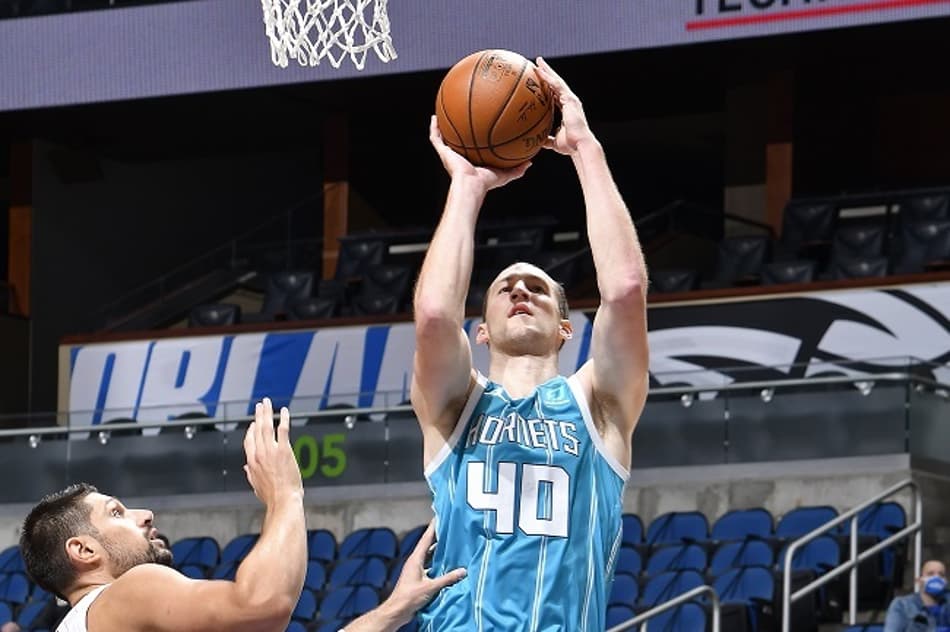 Cody Zeller fratura mão e desfalca Hornets por um mês