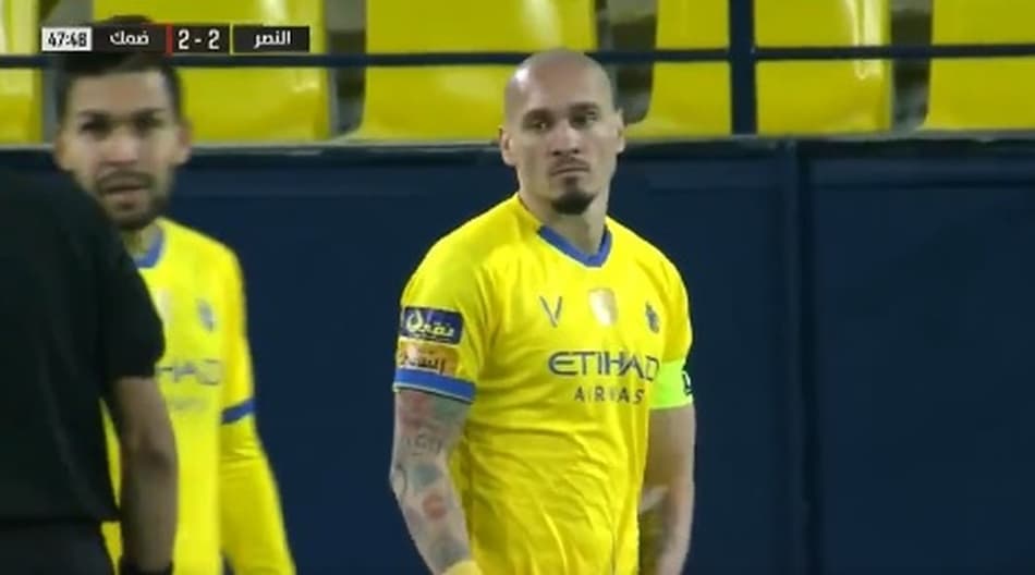 Ex-São Paulo faz gol contra bizarro na Arábia, e time segue na zona de rebaixamento; assista