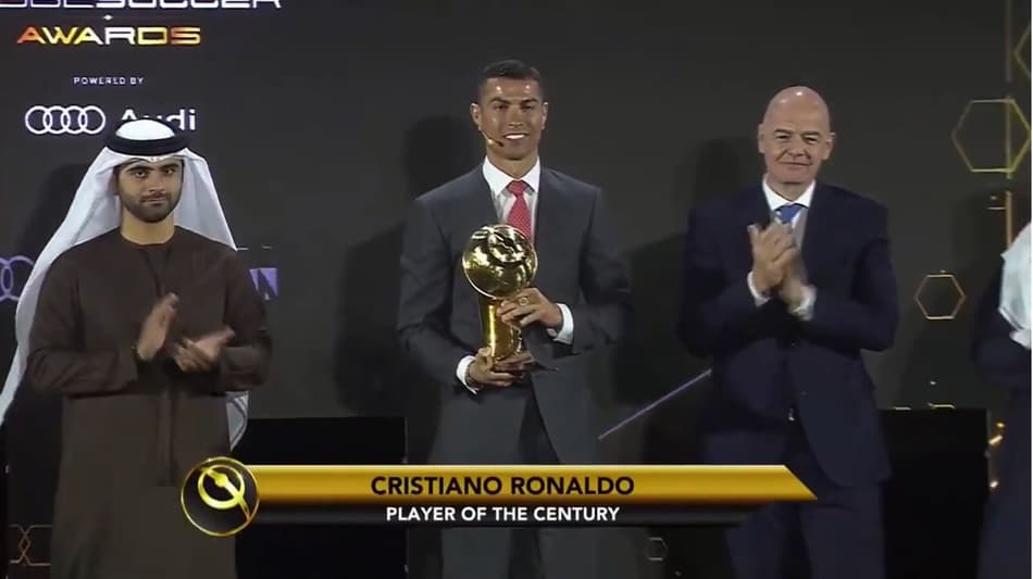 Em cerimônia realizada sem máscara e distanciamento, Cristiano Ronaldo é eleito o melhor jogador do século