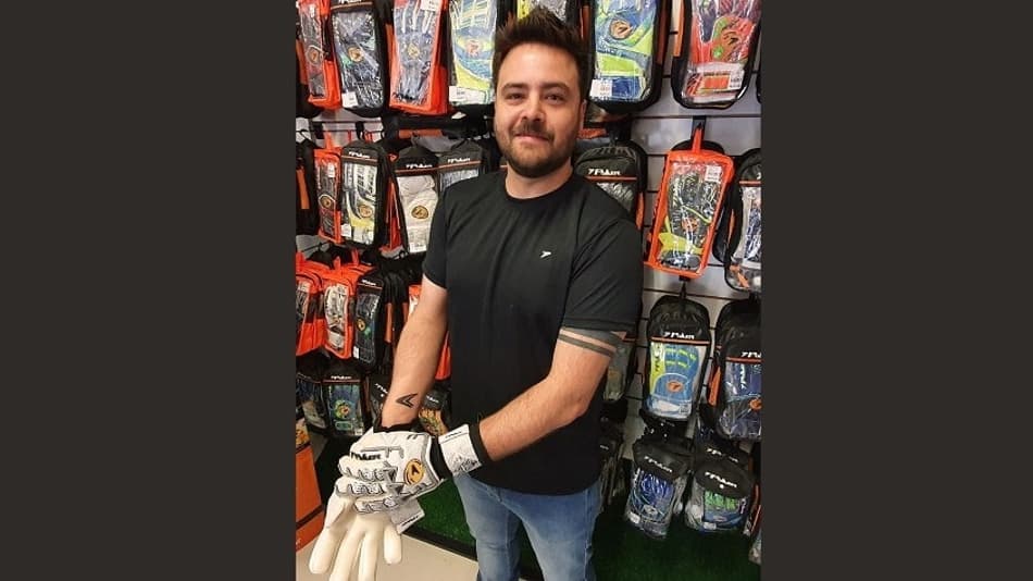 Empresa de material esportivo escolhe goleiro amador para patrocinar durante um ano