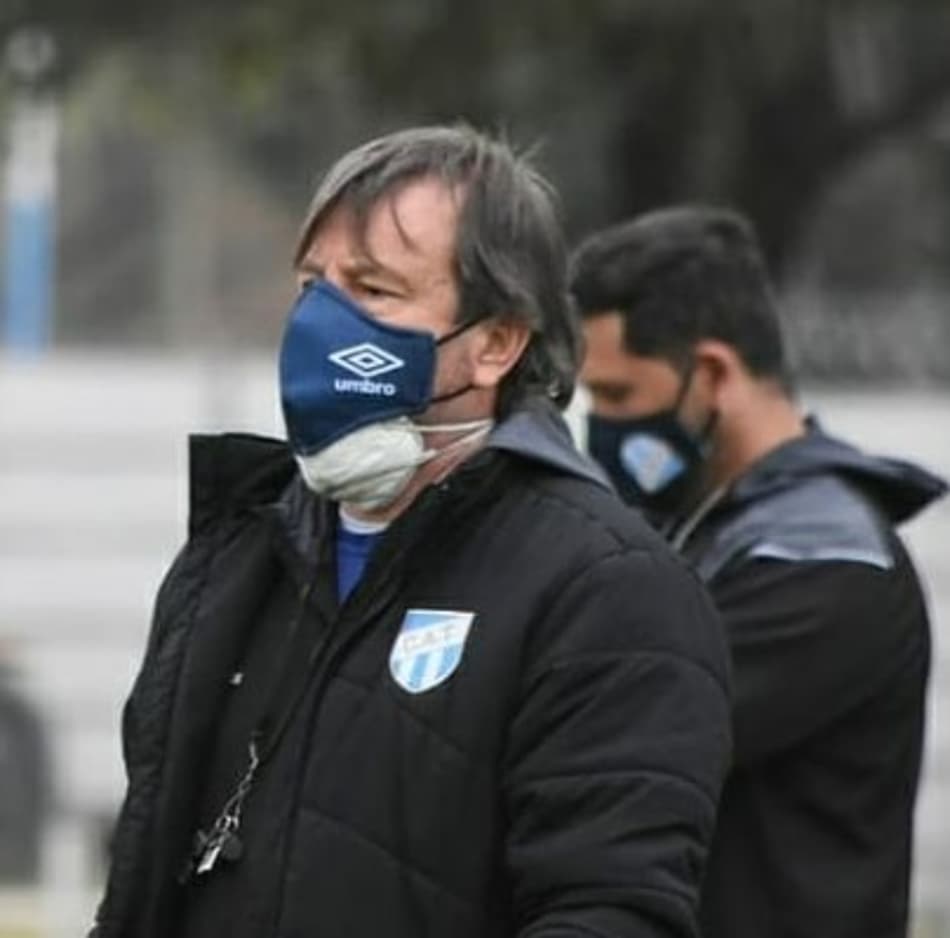 Outro técnico anuncia a sua saída durante coletiva de imprensa