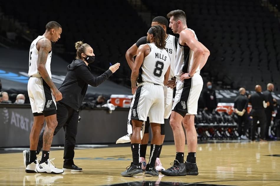 Becky Hammon torna-se a primeira mulher a treinar um time da NBA em um jogo