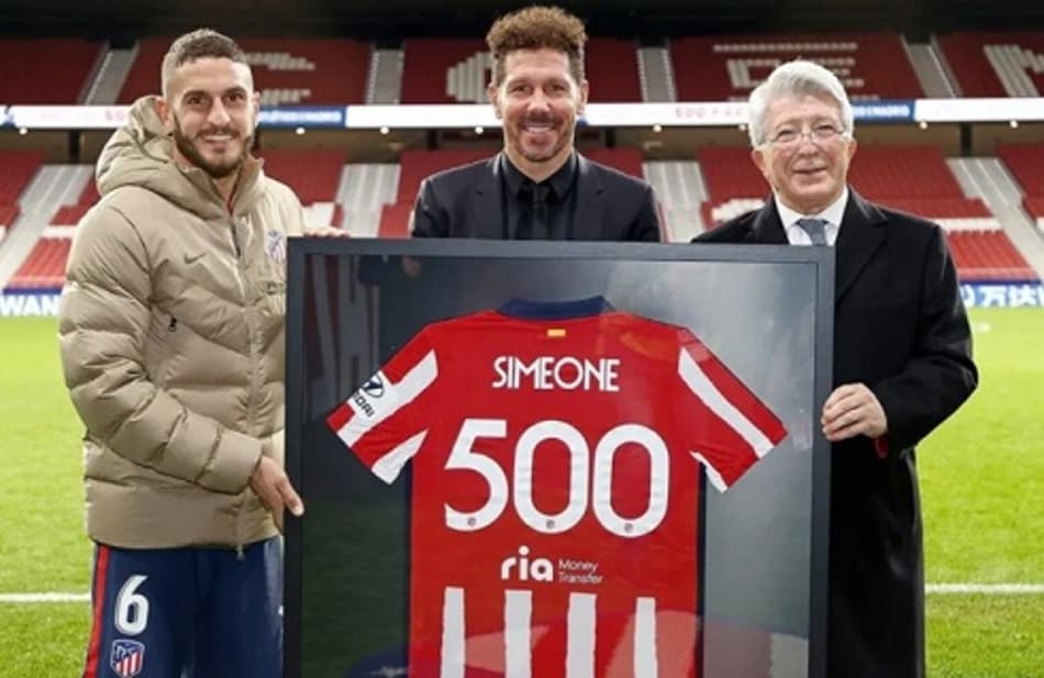 Simeone completa 500 jogos como técnico do Atlético de Madrid e é homenageado