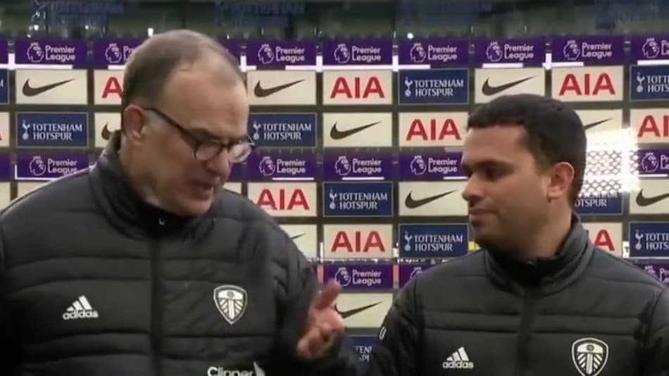 Bielsa volta a dar bronca em seu tradutor: “pergunte de novo”; veja o vídeo