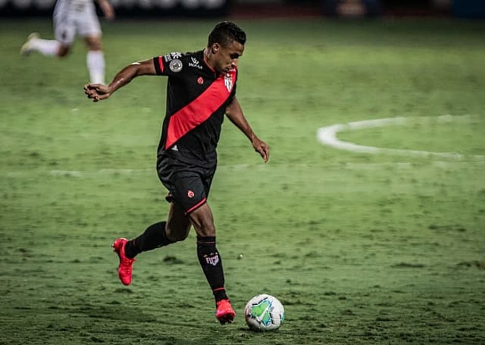 Operário-PR anuncia contratação de Arnaldo, lateral que estava no Atlético-GO