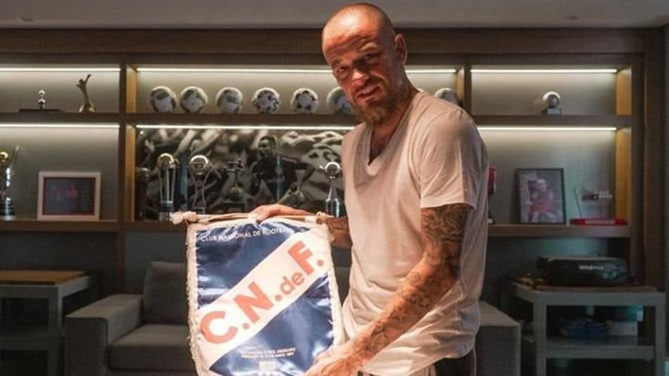 D’Alessandro chega ao Uruguai e manda recado ao hincha do Nacional