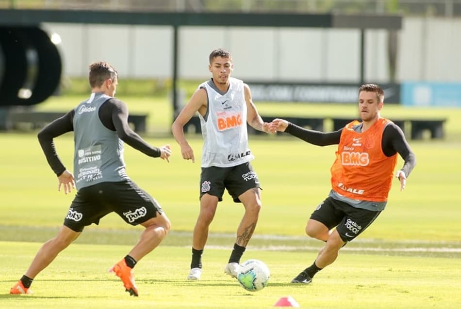 De olho no Flu, Corinthians faz treino de posse de bola e finalizações