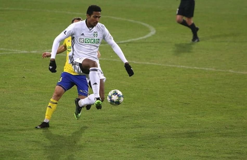 Ex-Flu é eleito o melhor defensor da temporada em Campeonato Tcheco