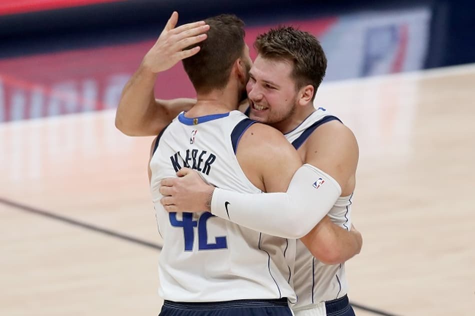 Doncic dá show, Mavericks bate Clippers e fica perto da classificação