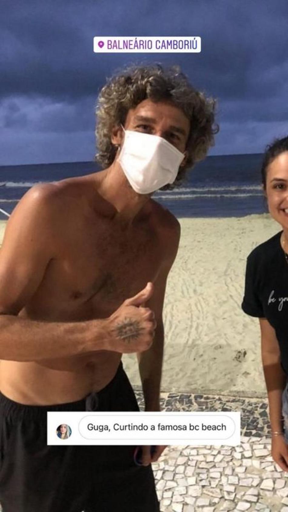 Guga Kuerten é flagrado de máscara curtindo praia em Balneário Camboriú