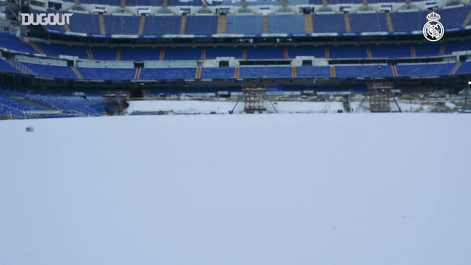 VÍDEO: Santiago Bernabéu é coberto por tempestade de neve em Madri