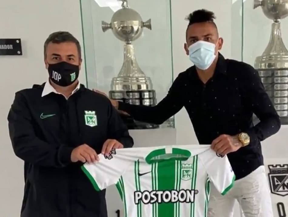 Após polêmica em avião, Jonatan Alvez é oficializado pelo Atlético Nacional