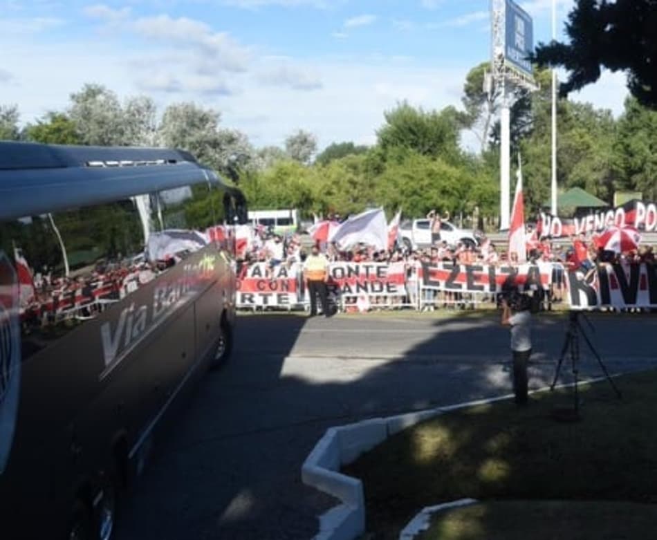 Repórter é ‘furtado’ ao vivo em festa da torcida do River Plate