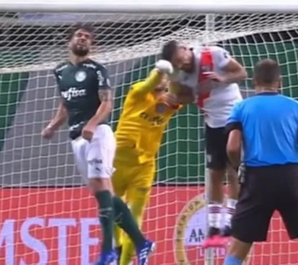 Ex-árbitro aponta pênalti de Weverton em zagueiro do River