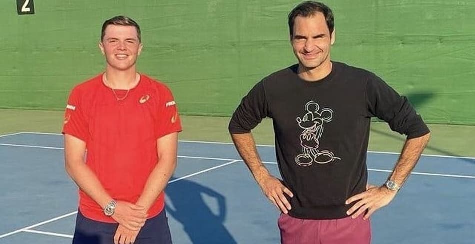 Federer treina com campeão juvenil de Roland Garros