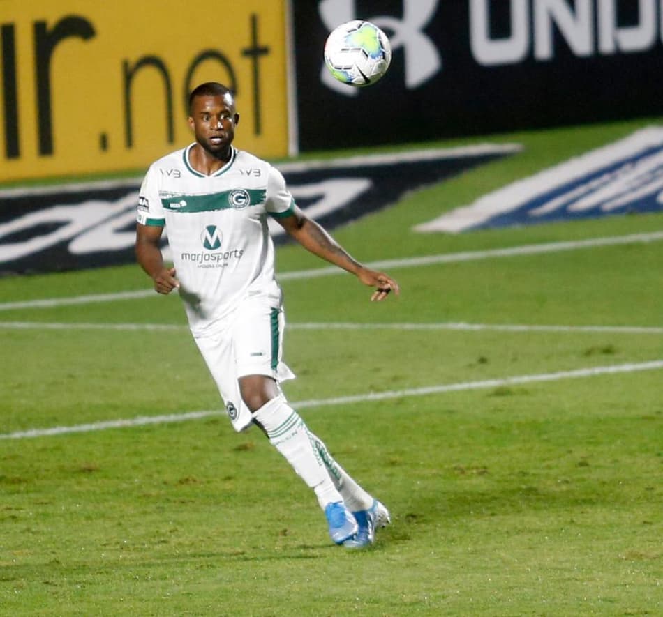 De férias na Bahia, ex-Goiás analisa propostas para a temporada 2021