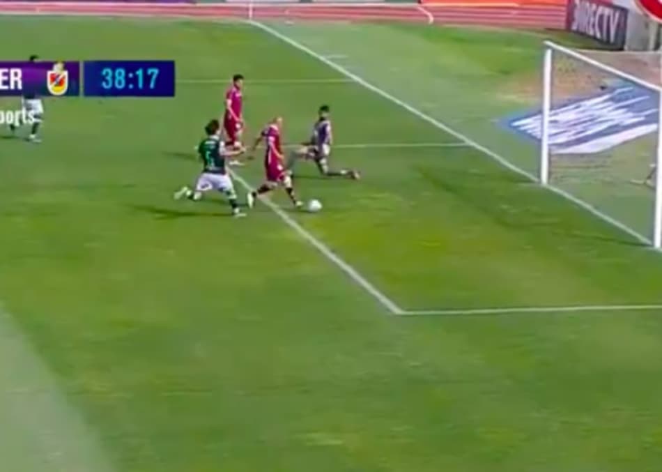 Inacreditável! Centroavante perde gol absurdo; Assista